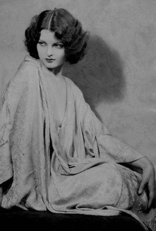 jeannecrains:  Lillian Bond photographed by Hal Phyfe for the production Earl Carroll Vanities (1928-29) 