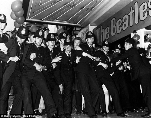 sirringostarkey:  The Beatles, Yellow Submarine (1968) Premiere