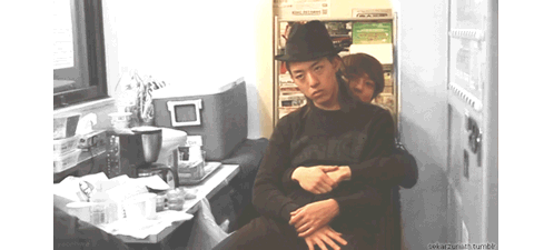 sekarzuriath:  cute maknae and hyung moment <3 