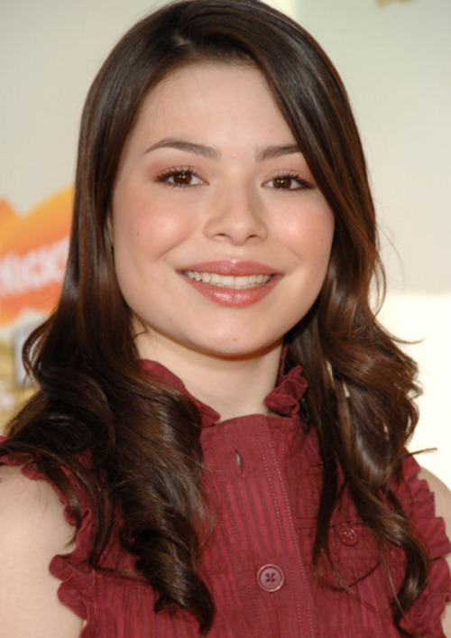 thatsmoderatelyraven:This is Miranda Cosgrove before and after she got addicted to marijuana. Learn 