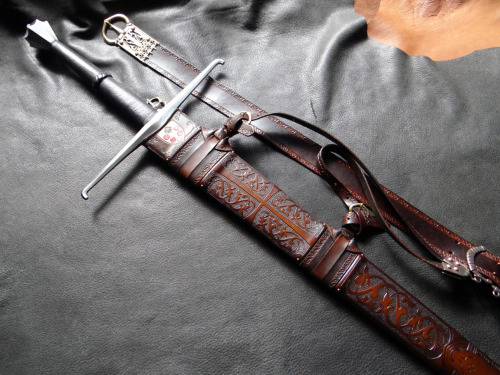 My latest, for your viewing pleasure. A scabbard for the Albion Brescia Spadona. Feel free to share,