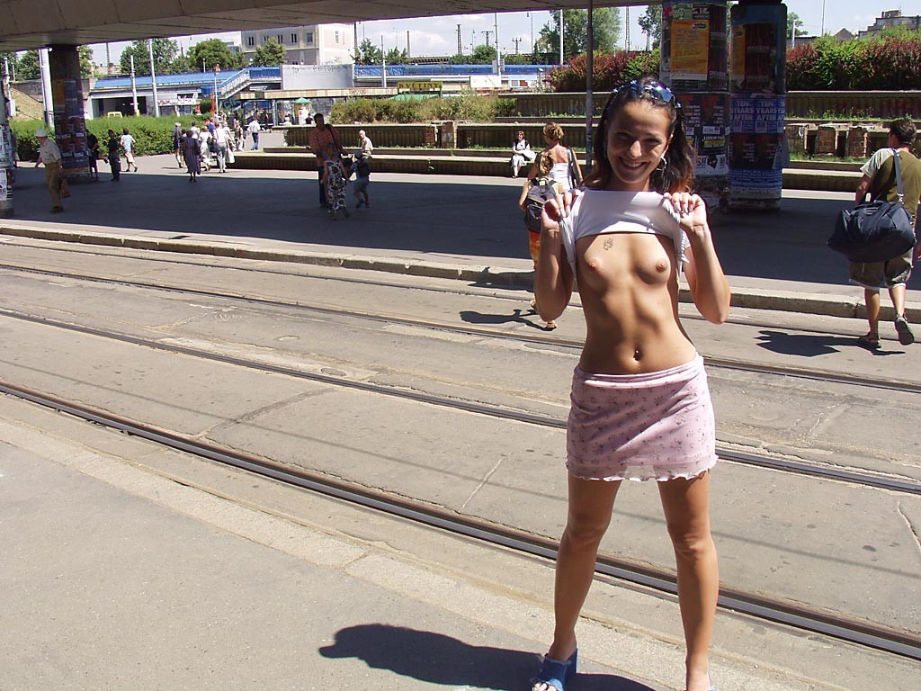 ninaprivat:  http://ninaprivat.tumblr.com  …flashing 