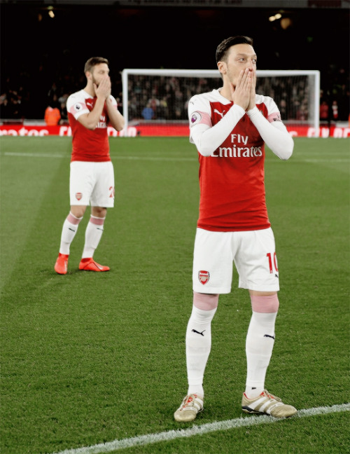 Arsenal&rsquo;s Shkodran Mustafi and Mesut Ozil pray before the Premier League match between Ars