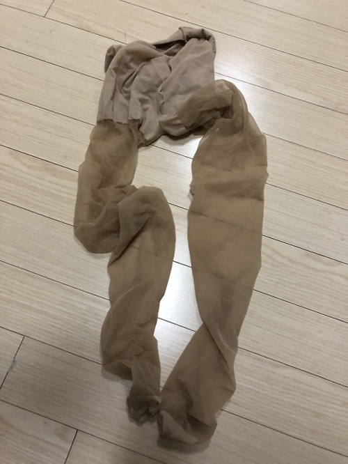 wifedirtypanty: 걸레 아내의 생리 직후 팬티, 하루 종일 신었던 스타킹 향긋한 발냄새와 ㅂㅈ 냄새가 나네요. 걸레가 샤워하러 간 사이에 찍은 사진입니다. ㅂㅈ물이 아직