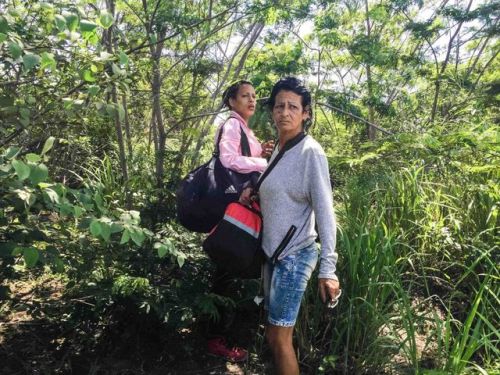 PHOTOS: New book documents 51 days of Cuban asylum seekers’ journey to reach the U.S.“La palom