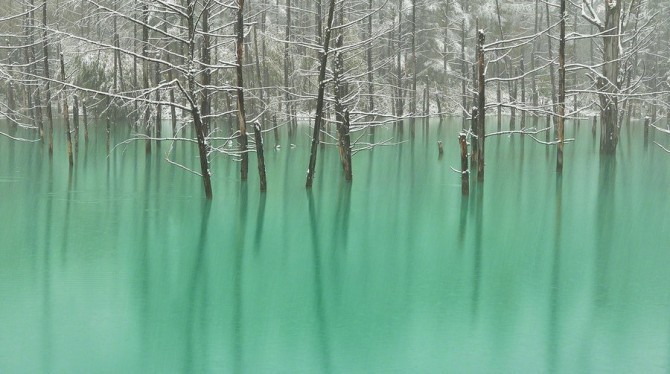 actegratuit:  The Blue Pond in Hokkaido Changes Colors Depending on the Weather “The