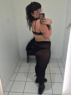 pup22222 snapping dressing room selfies