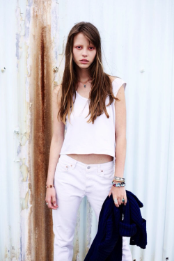 broutpassa:  Mia Goth