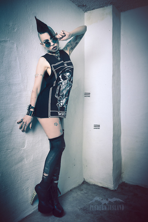triztaess:  “What’s inside a girl?”by Fledermausland Photoaction:http://fledermausland-photoaction.tumblr.comhttps://www.facebook.com/Fledermausland.Photoactionhttp://fledermausland.deviantart.comhttp://www.fledermausland-photoaction.com/shirt