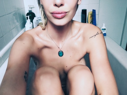 themlegs:  🛁🥀✨