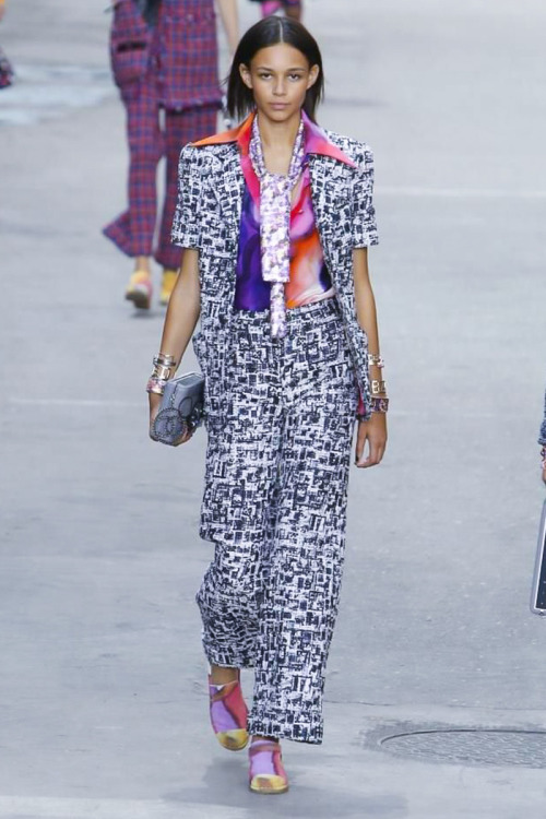 howtobeafuckinglady:  The token blacks @ Chanel Spring/Summer 2015 