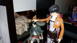 pharaoh-doll:Levi discovers a small version of himself. 