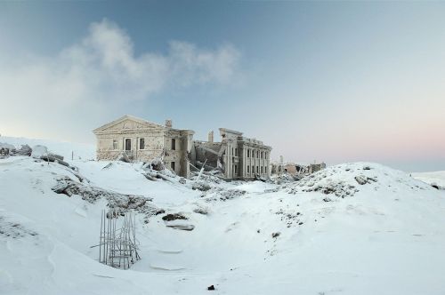 abandonedandurbex:Abandoned mining colony in Norilsk, Russia. Photo by Elena Chernyshova [OS] [1600×