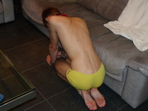 hruff:  chainslavedogserving:  me waiting for my Master His feet to worship  Such a sad pup… 