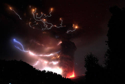  confirm3dkill: Yea these are real, its a Lightning storm crossing paths with the Icelandic volcano Eyjafjallajökull’s eruption column.  Here’s a link to the National Geographic Article   Nature and it’s awesome power…