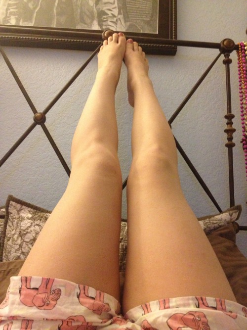 gracelinroses: I am also bored, here are my legs. This is tan for me.