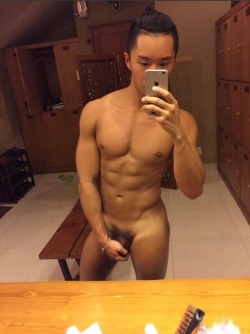 sgprotein:  orientalust:  He looks like a