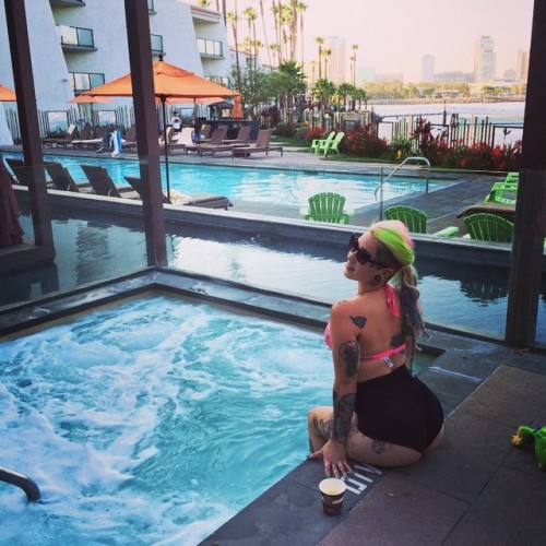 lindseyjenningss:  Cup fulla pink I’m supportin breast canca 🙌💖 #longbeach #inkniron #lbc #chyea  that body <3