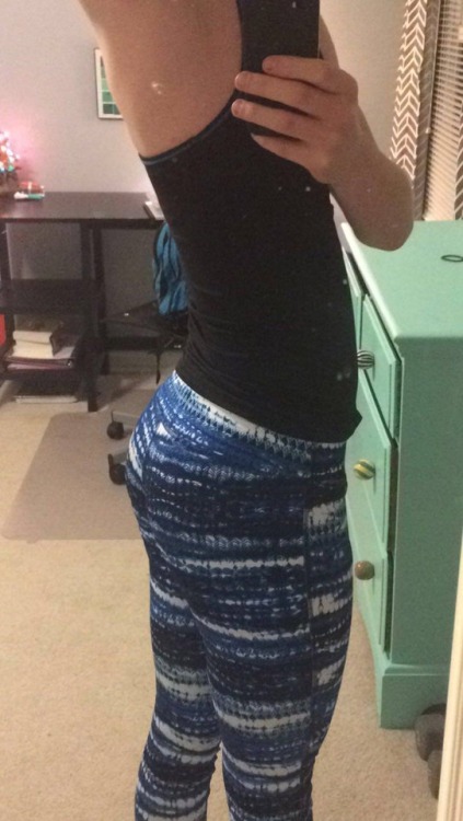 ladies-in-yoga-pants:  Comfortable on a snow day ❄️❄️