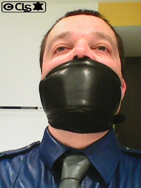 charonleathers: Me gagged gag available at RoB Amsterdam: http://www.rob.eu/nl/rob-leren-mond-en-kin-knevel.html 