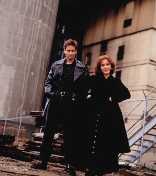 everdeer:seeingbeyondfear:  apprenticemockingbird:  Remember all those promo pics that made it look like Mulder and Scully were going to the prom?  I’m coming up short on THE prom promo pics, but I’ve always felt they were part of a larger series,