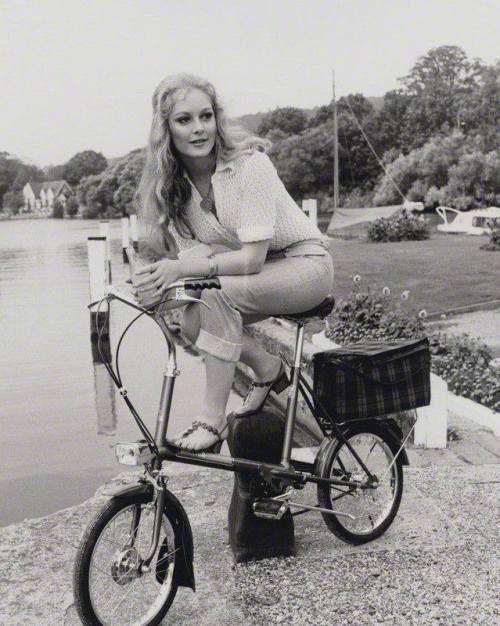 retrobikesarebetterthanfixies: hammerfilmsfemmefatales:  Jenny Hanley c.1970′s  Actress Jenny Harley