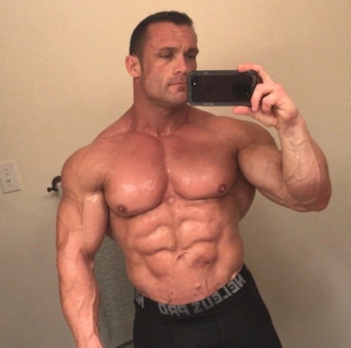 musclegodselfies:  Matthew Schmidt