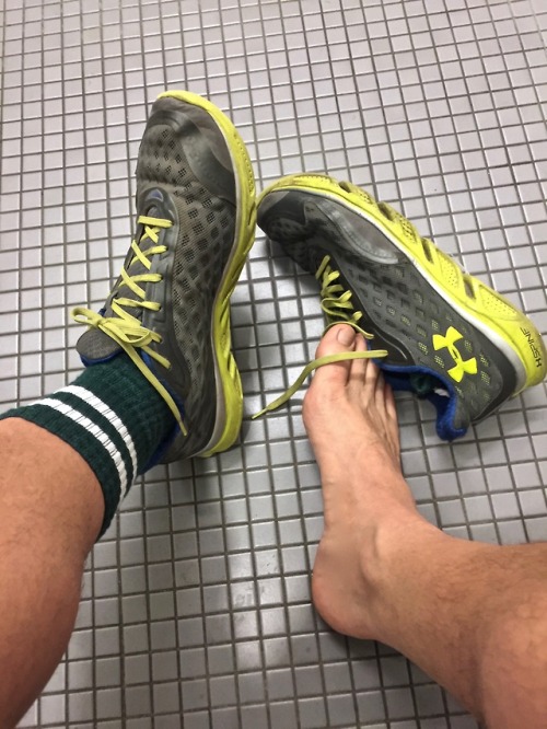 boysmells:Jockman takes off his stinky Under Armour sneakers in the gym’s bathroom. Imagine the how 