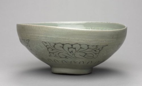 cma-korean-art: Bowl with Inlaid Chrysanthemum and Lychee Design, 1300, Cleveland Museum of Art: Kor