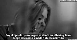 fly-me-to-the-moon-please:my—broken—dreams:  Yo soy de esas minas que lloran y luego en frente de la gente sonrio como si mi vida fuera la mejor:’)