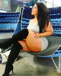 phatculos:  @dianadaisycruz thigh game on 💯