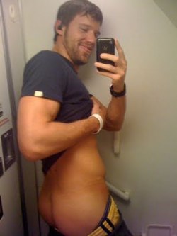 bbmennudeenjoy:Steven Daigle Butt Selfie