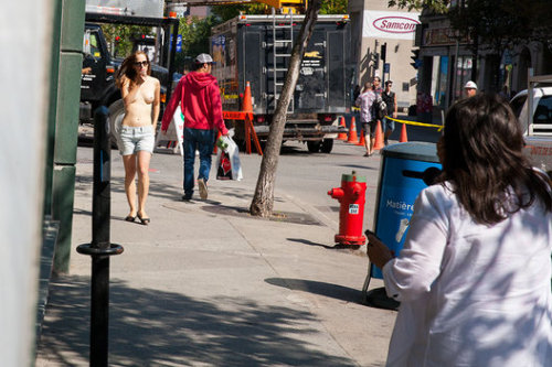 Journalistin geht oben ohne, barbusig, mit nackter Brust durch die Straßen von Montreal. Sie ist kei