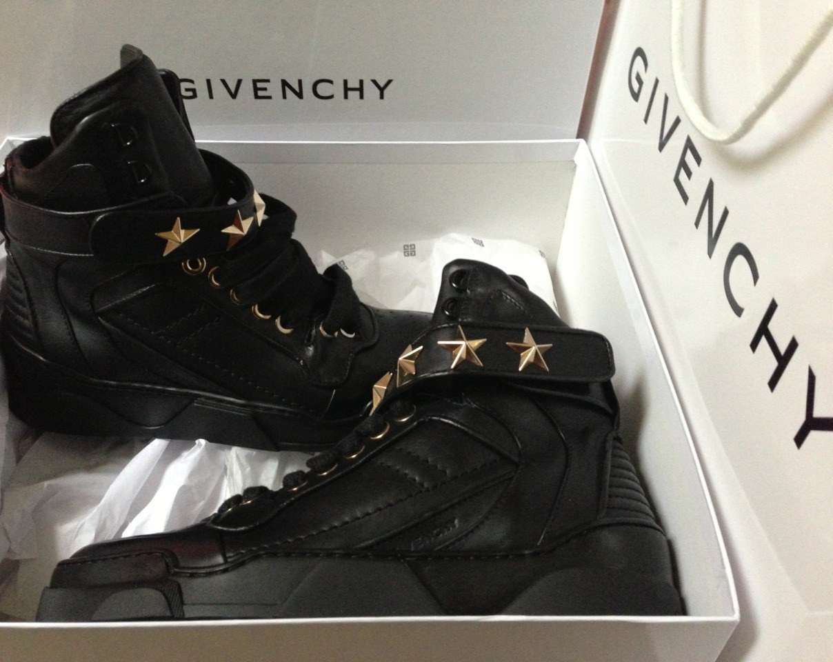 airvei:  FOLLOW THE BEST BLACK FASHION BLOG 