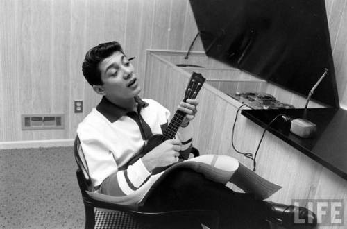 Paul Anka on the ukulele(Peter Stackpole. 1960)