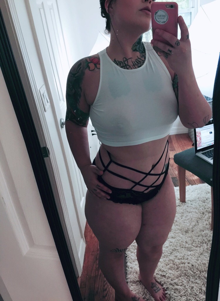 thethickbull:  allthickbooty:  pussyconnoisseur6996:  Freaky BBW 😜  Sexy  OMG
