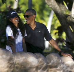 accras:  President Barack Obama with his daughter Malia at the Honolulu Zoo and return to the White House after vacation. 