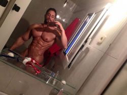 Blubberchubx:  Musclehunkymen:  Beautiful Muscle Selfie!   When Guys Do This At The