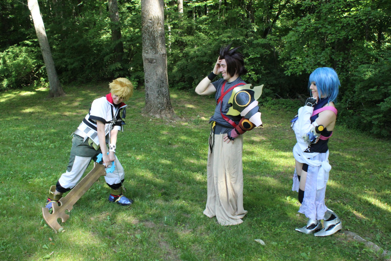 chibidudecosplay:  He’s trying@purpledemoncosplay as Aqua@chibidudecosplay as VentusTerra