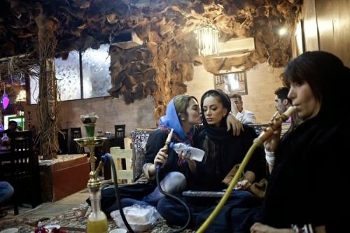 kerousel:Two Iranian girls smoking a hookah, which is forbidden in public places. Photo taken by Hoo