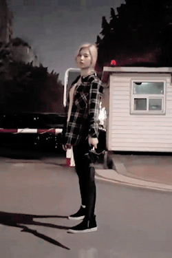 yoojeongsunbae:  Batter Sana using an umbrella as her bat 