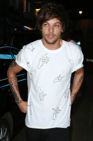 iusedtobeabaker:  louis tomlinson spotted wearing his boyfriend’s shirt (1/?)