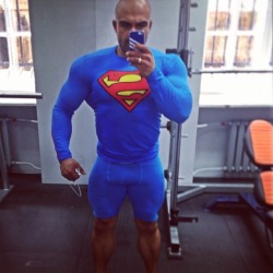 rubberlycra:  Super size superman