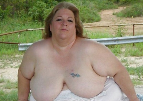 chirifa: bellylifter: Outdoor strip SSBBW Debbie