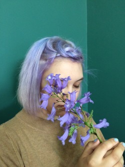 oqvpo:  pale-afternoon:  Purple hair  thinking