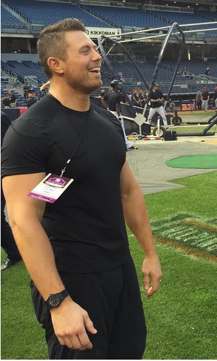 stephluvzrasslin:  The Miz…fuuuuckkkkkkkk he is beautiful….even his hands are