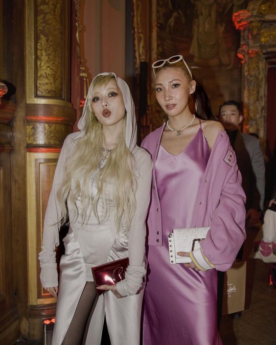 Hyuna with others at the Christian Louboutin fashion show 'Women  fall/Winter 2023' in Paris (05/03/23) : r/KimHyunA