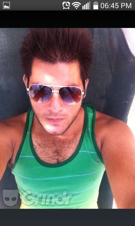 chicosmexicanosalxtremo:  Un sabroso peludito wow! Gracias Grindr!