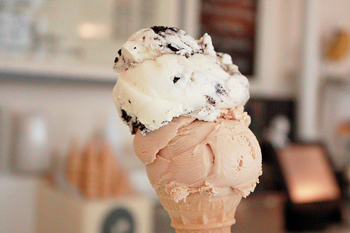 cinnahearts:  oreo and hazelnut ice cream (by marcinéma)   
