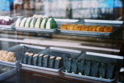 hatauchi:  Rice ball’s shop by Hagicha Wada on flickr.